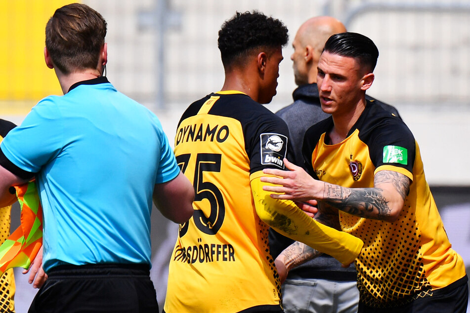 Ransford Königsdörffer (19, 3. v. r.) ging bereits nach 27 Minuten vom Platz, Panagiotis Vlachodimos (29, r.) kam rein.