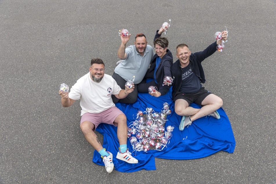 Marcel Bretschneider (42, l.) von der "Arche", Tobias Gehre (38, 2.v.l.) und Wirt Thomas Kian-Zenker (42) vom Alberthafen (42, r.) sowie Kristin Kalex vom Ballhaus Watzke (38) hoffen auf Kugelkäufer.