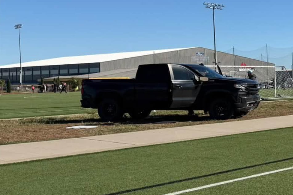 Frau rast mit Pick-up bei Fußballspiel aufs Feld: Kind und Mann sterben, viele Verletzte