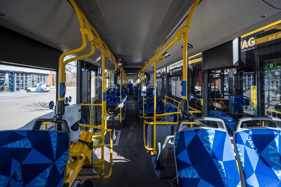 In einem Bus in Chemnitz wurde ein Junge (14) ausgeraubt. (Symbolbild)