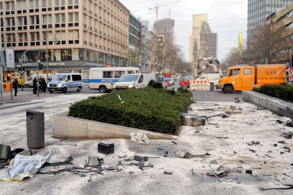 Fahrzeugteile liegen nach einem illegalen Autorennen in der Tauentzienstraße.