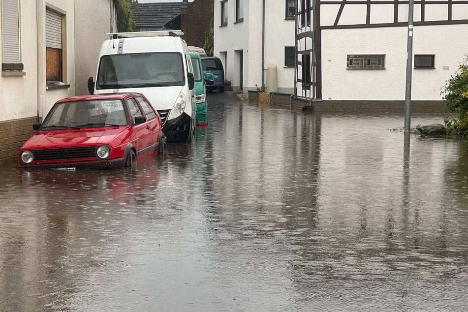 Eine Straße in Euskirchen (NRW) steht nach heftigem Starkregen unter Wasser.