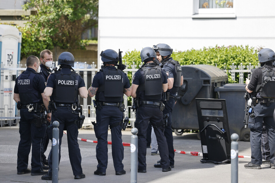 Weiterhin befinden sich zahlreiche Polizisten in Kiel im Einsatz - darunter auch schwerbewaffnete Beamte.
