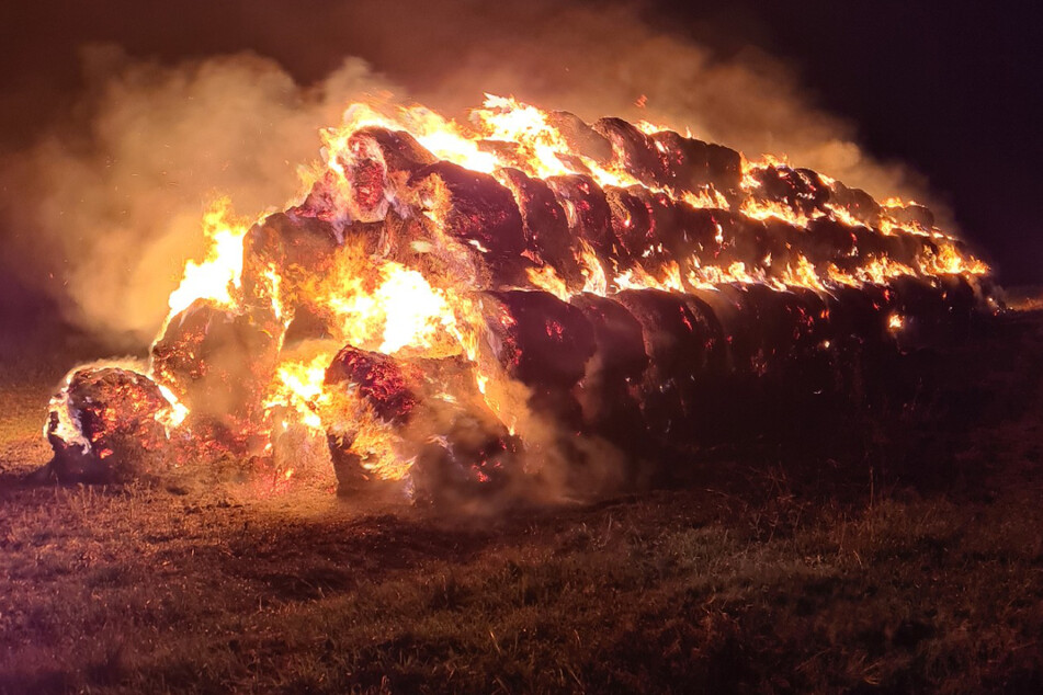 Mehr als 200 Strohballen brannten lichterloh.