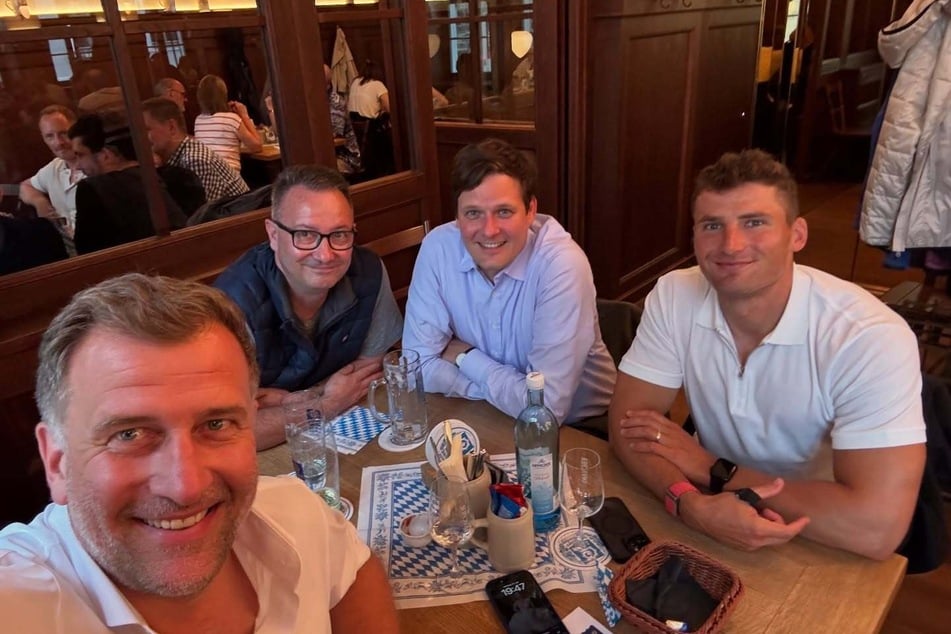 Kultusminister Conrad Clemens (42, CDU, 2.v.l.) traf Kanu-Olympiasieger Tom Liebscher-Lucz (31, r.), Bürgermeister Jan Donhauser (56, CDU, l.) und Moderator René Kindermann (50, v.).