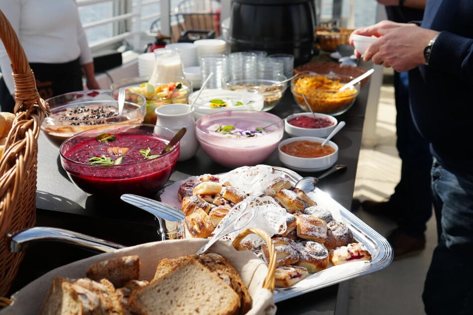 Frische Brötchen und Kaffee gibt's beim Sonntagsbrunch auf dem Schiff.
