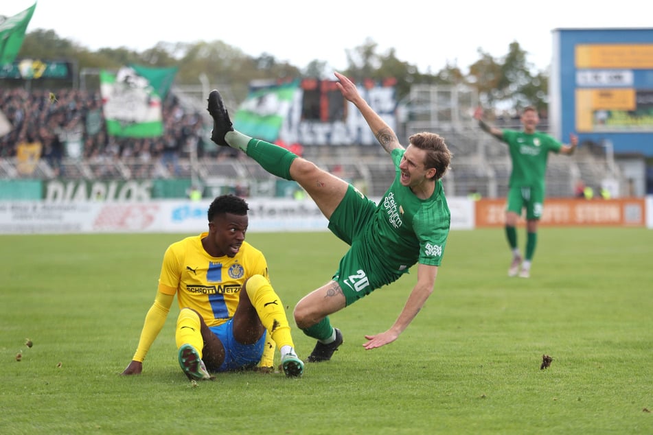 Zweikampfhärte, wie es sich in einem Derby gehört. Hier mäht Loks Ryan Adigo (l.) den Chemiker Florian Kirstein um.