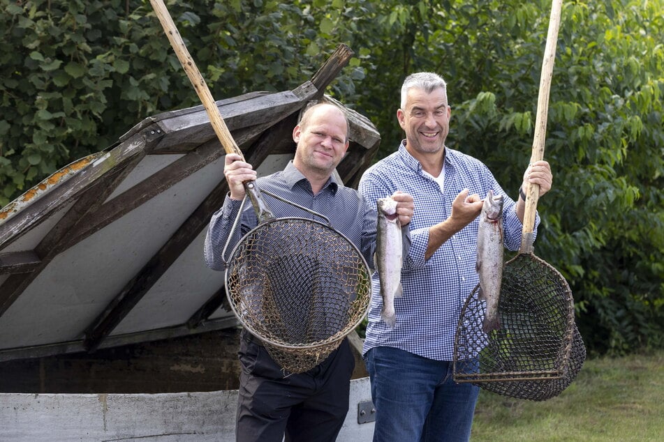 Teichwirt Henry Lindner (45, l.) und Gastronom Gerd Kastenmeier (55) zeigen die großen Lachsforellen.