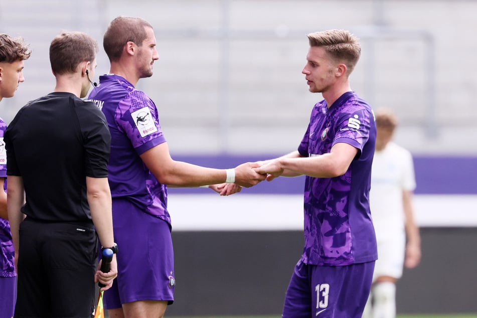 Erik Majetschak (25, Aue, r.) geht, Ricky Bornschein (25, Aue, 2.v.r.) kommt bei Remis gegen FCM.
