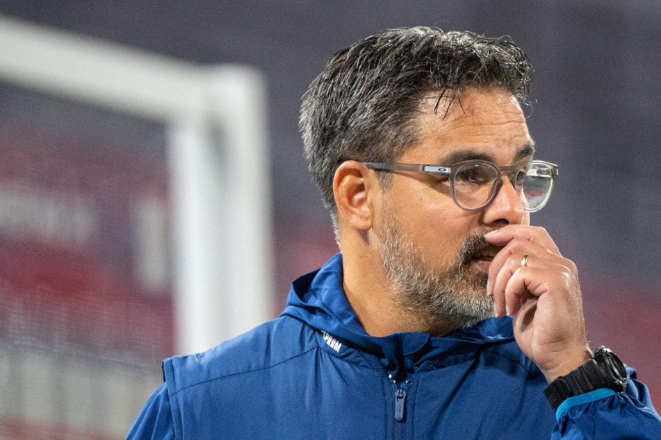 Nachdenkliche Miene bei Schalke-Coach David Wagner. Nicht nur wegen der sportlichen Misere, sondern wegen eines Corona-Falls.