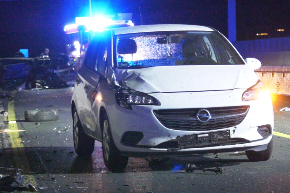 Ein weißer Opel Corsa war ebenfalls an dem Unfall beteiligt: Die 26-jährige Fahrerin wurde leicht verletzt und kam in ein Krankenhaus.