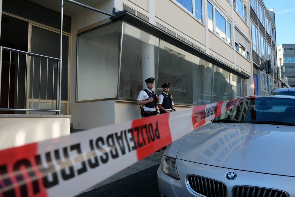 Die Polizei hat den Bereich um das Wohnhaus abgesperrt.