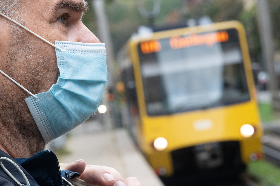 Im Kampf gegen die Corona-Pandemie gilt eine Maskenpflicht in Bus und Bahn.
