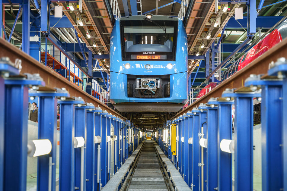 Ein Vorserienfahrzeug des Wasserstoffzugs "Coradia iLint" im Instandhaltungswerk der Bahn in Frankfurt-Griesheim.