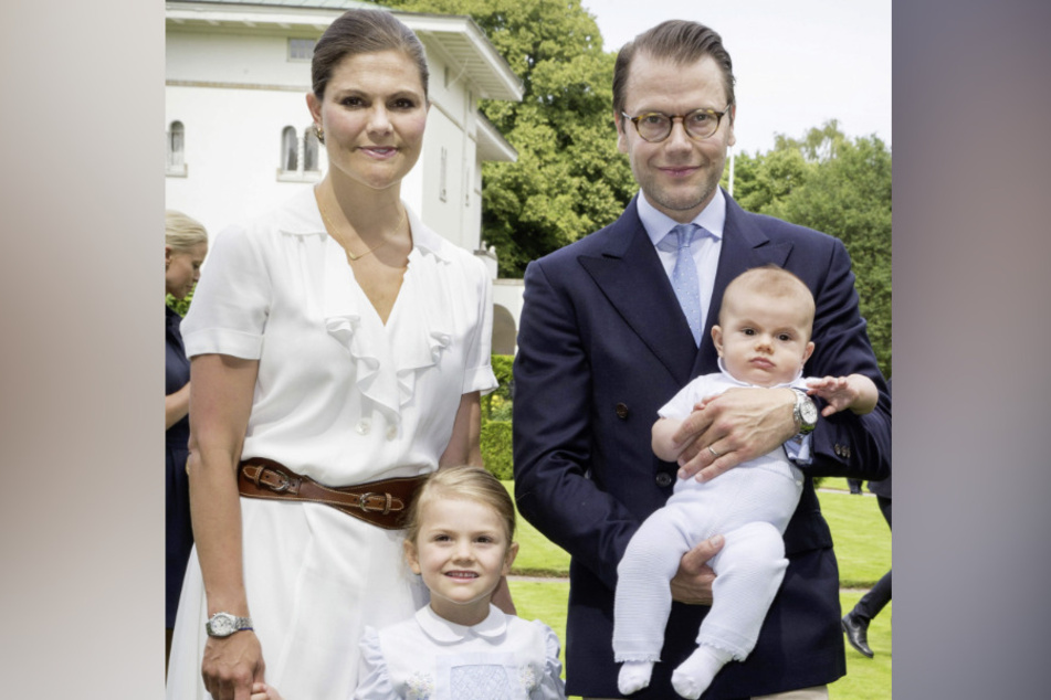 Die schwedische Kronprinzessin Victoria (l), Prinz Daniel und ihre Kinder Estelle (2.v.l) und Oscar (r) stehen auf Schloss Solliden auf der Insel Öland. (Archivbild)