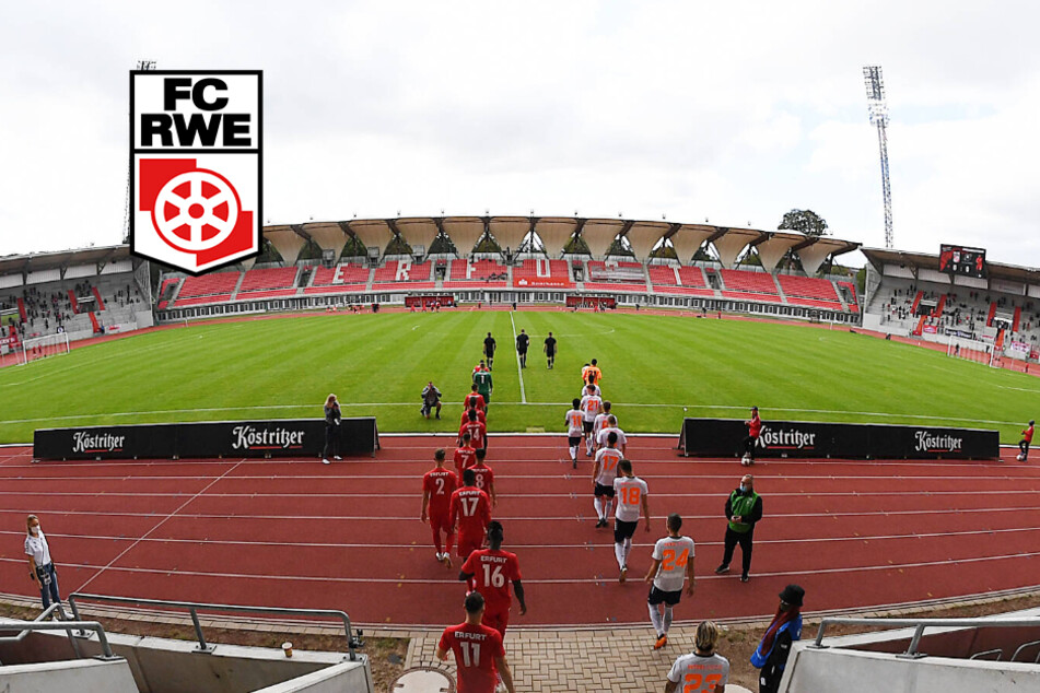Rot-Weiß Erfurt läuft ins Steigerwaldstadion ein.