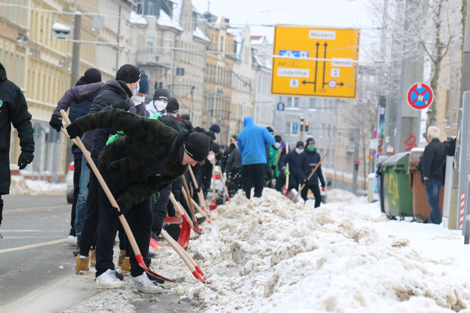 Fleißig: Rund 40 Handballer schippten im Leipziger Norden Schnee.
