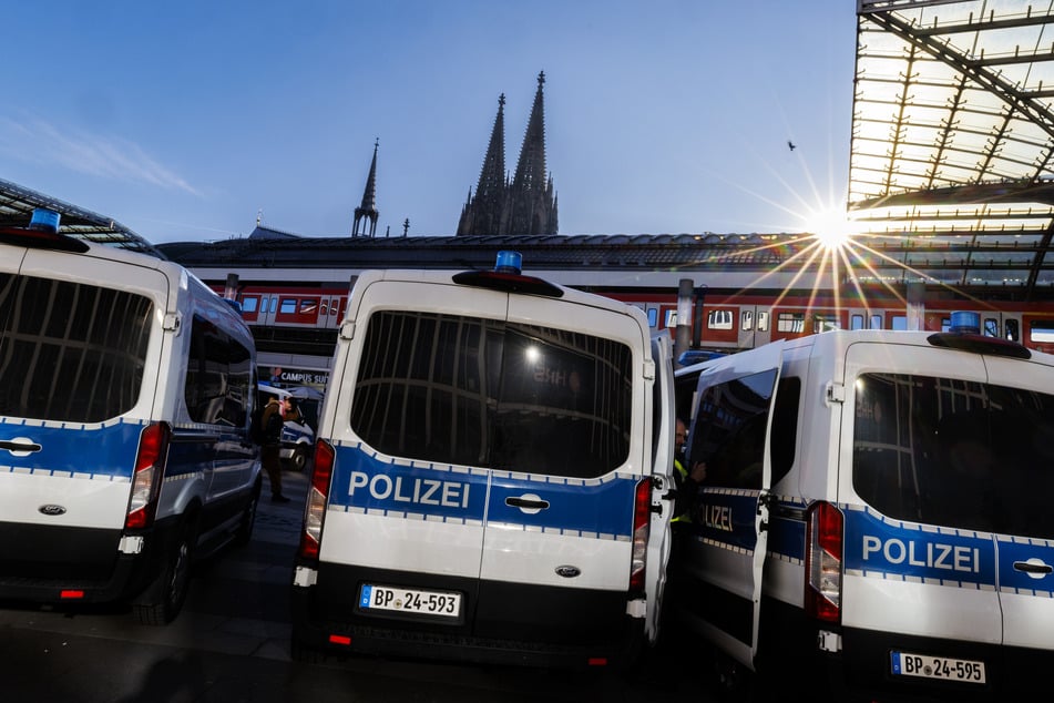 Schalke und BVB-Fans gehen aufeinander los, Polizei zückt Schlagstöcke und Pfefferspray