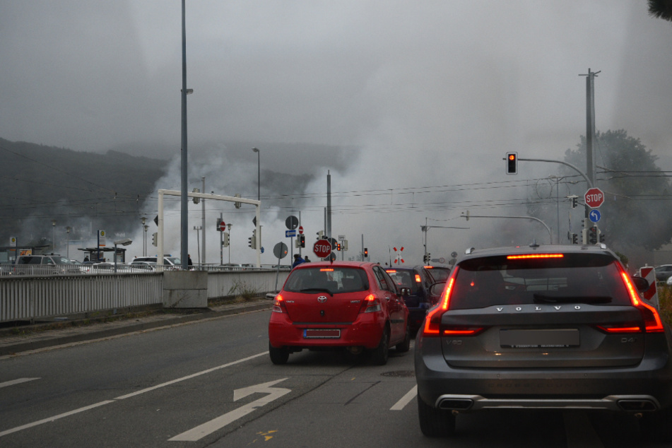 Durch den Rauch wird der Verkehr beeinträchtigt.