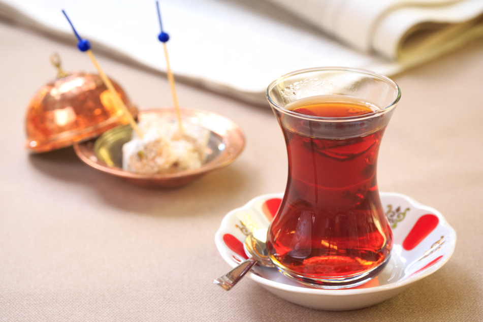 Ein türkischer Autohändler soll seinem Chef Corona-Spucke ins Getränk gemischt haben, damit sein Arbeitgeber stirbt. (Symbolbild)