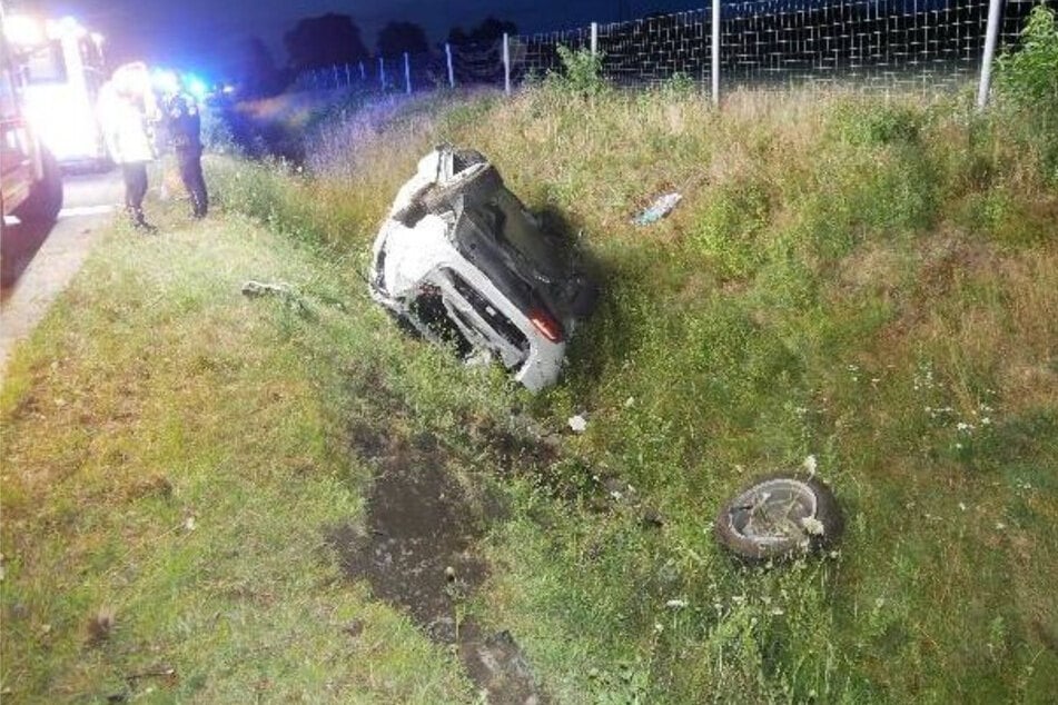 Der Tesla überschlug sich, die Fahrerin wurde bei dem Unfall schwer verletzt.