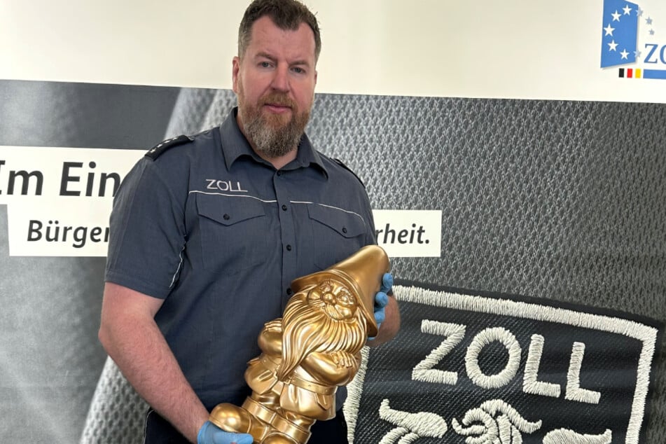 Pressesprecher Jens Ahland zeigt einen mit Ketamin gefüllten goldenen Gartenzwerg.