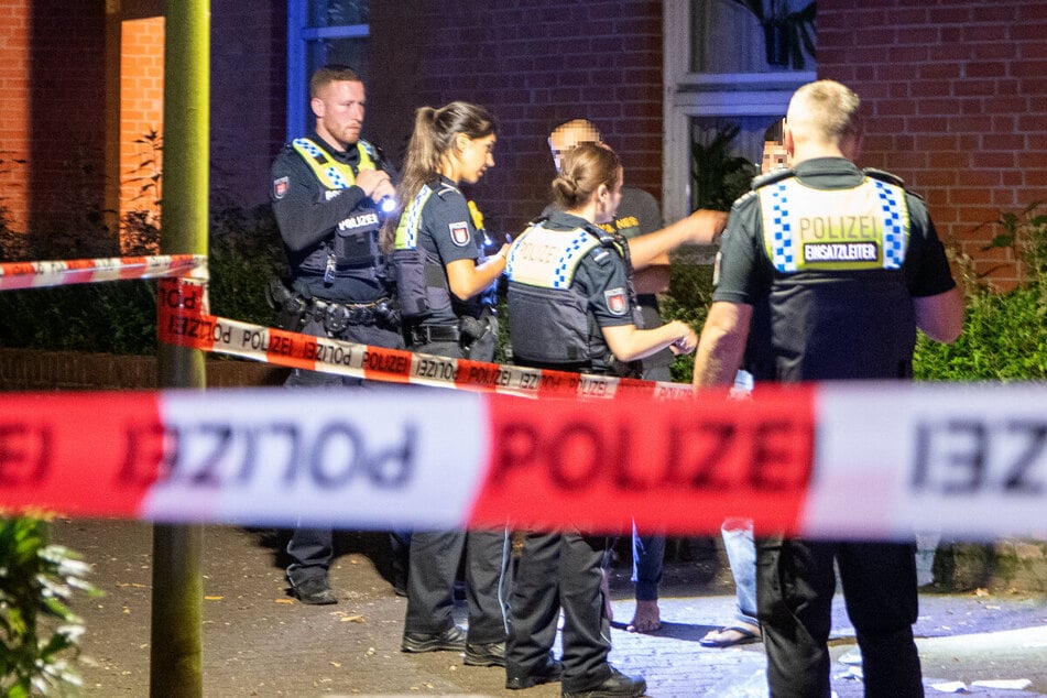 Die Polizei sperrte den Tatort in Hamburg-Billstedt weiträumig ab und vernahm Zeugen.