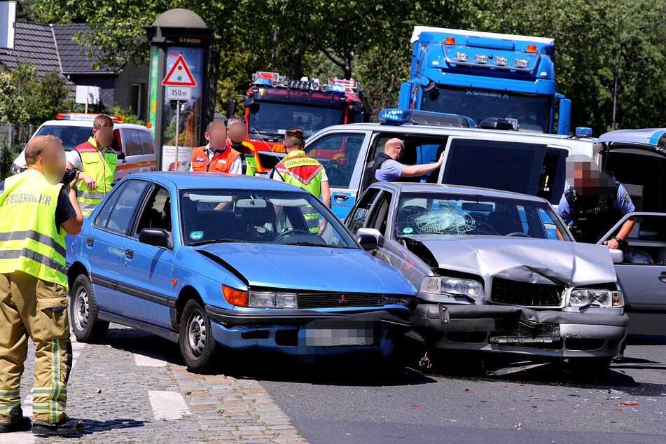 Heftiger Schaden am Volvo, die Motorhaube wurde eingedrückt. Der Mitsubishi wurde an der linken Vorderseite erwischt.