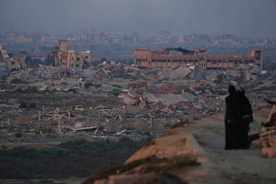 Palästinenser betrachten die durch die israelische Luft- und Bodenoffensive verursachten Zerstörungen im Zentrum des Gazastreifens.