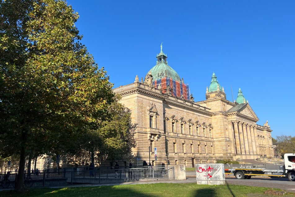 Das Bundesverwaltungsgericht in Leipzig erstrahlte bereits am Freitagmorgen im Sonnenschein. Sachsen erwartet am Wochenende noch einmal ein paar wunderbare goldene Herbst-Tage.