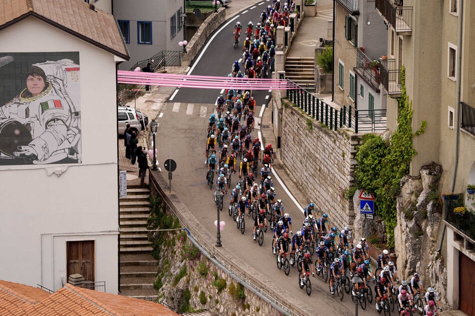 Der Giro d'Italia wurde am Donnerstag rund 70 Kilometer vor Neapel von einem Massencrash überschattet.