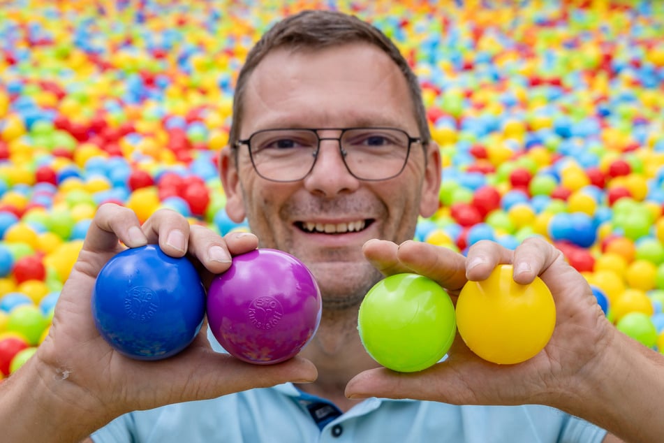 Außen farbig, innen Bio: Die Biobälle von Robert Doller (37) sehen äußerlich genauso aus wie ihre Geschwister aus Plastik.