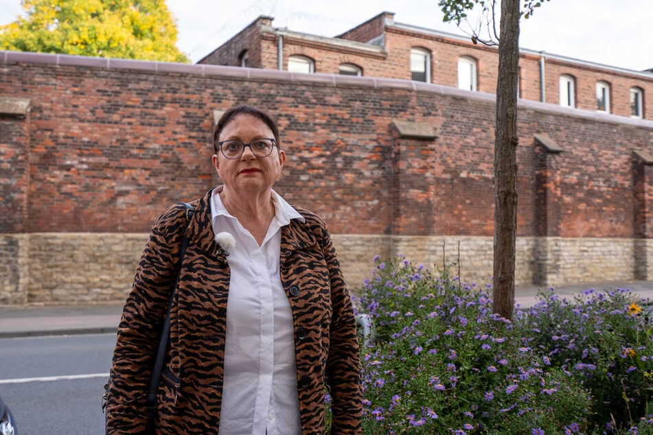 Ulrike vor dem Gefängnis, in dem ihr Vater nach den Taten inhaftiert war.