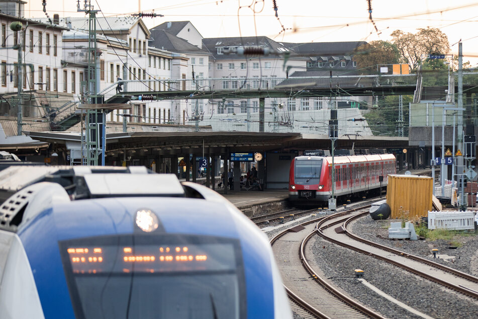 Dreister Scherz: Mann vergisst Koffer in S-Bahn und ruft wegen vermeintlicher Bombe bei der Polizei an