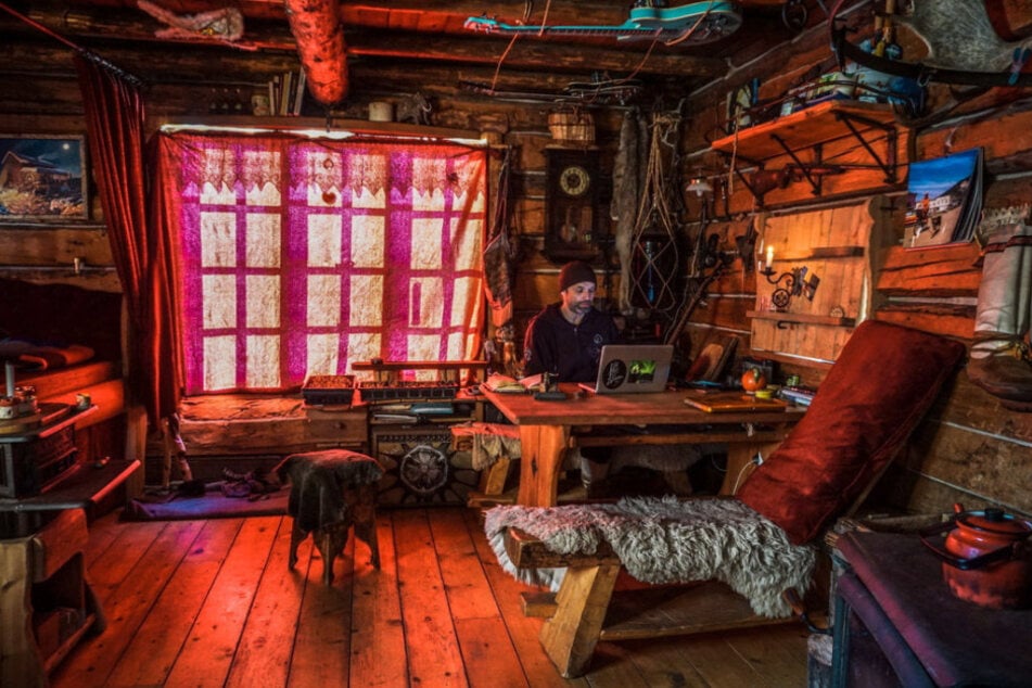 In seiner Blockhütte im Nordwesten Kanadas hält der Sachse Verbindung mit den treuen Fans.