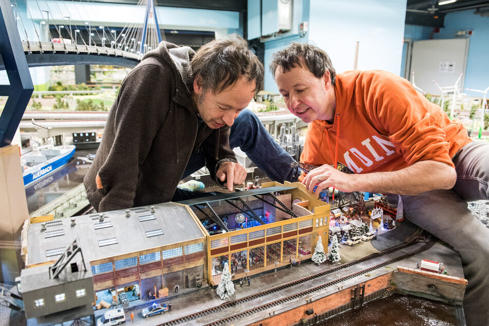 Gerrit (l.) und Frederik Braun, Gründer des Miniatur Wunderlandes, nehmen auch viel Positives aus der Corona-Krise mit. (Archivfoto)