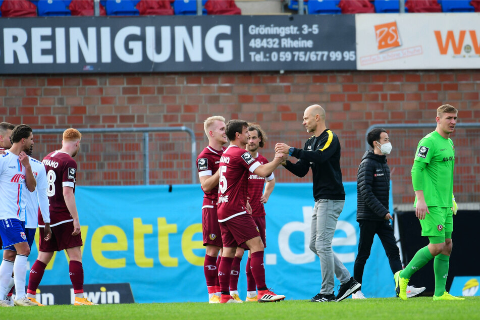 Scheint irgendwie zu passen: Dynamos neuer Trainer Alexander Schmidt (52, 3.v.r.) klatschte nach dem Sieg gegen Uerdingen mit Chris Löwe (32, 5.v.r.) & Co. ab.