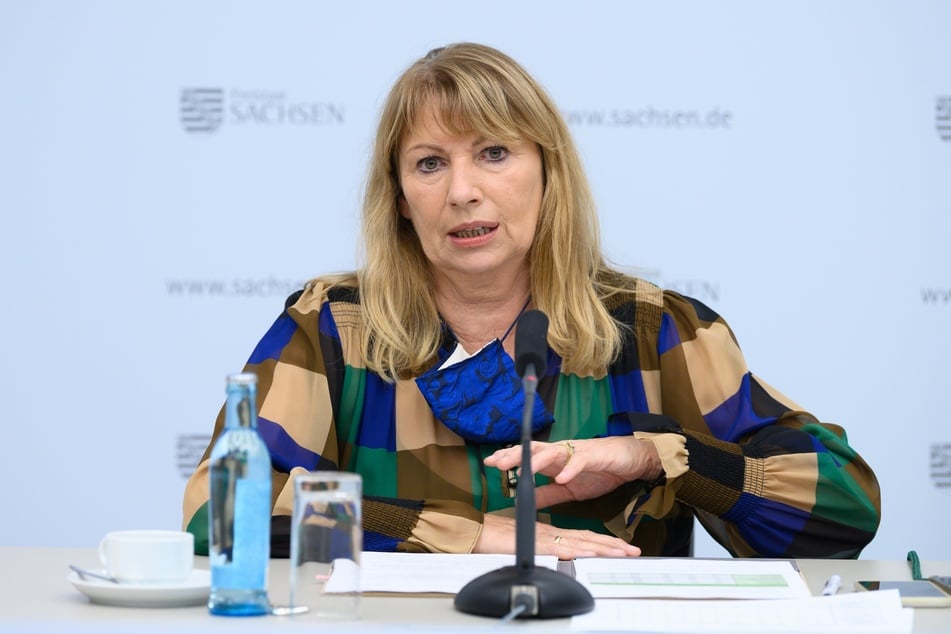 Gesundheitsministerin Petra Köpping (62, SPD) hatte schon im Frühjahr 2020 klargestellt, dass eine solche Zwangsmaßnahme nur ein letztes Mittel sei und einen richterlichen Beschluss erfordere.