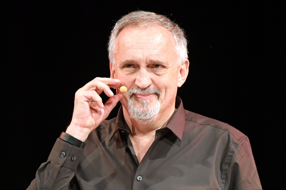 Der dänische Autor Jussi Adler-Olsen bei einer Lesung in Köln im Jahr 2017. (Archivbild)