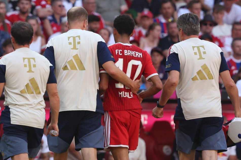 Schockte Fans und Mitspieler: Jamal Musiala (23) brach beim Testspiel gegen Leipzig plötzlich zusammen und musste vom Platz gebracht werden.