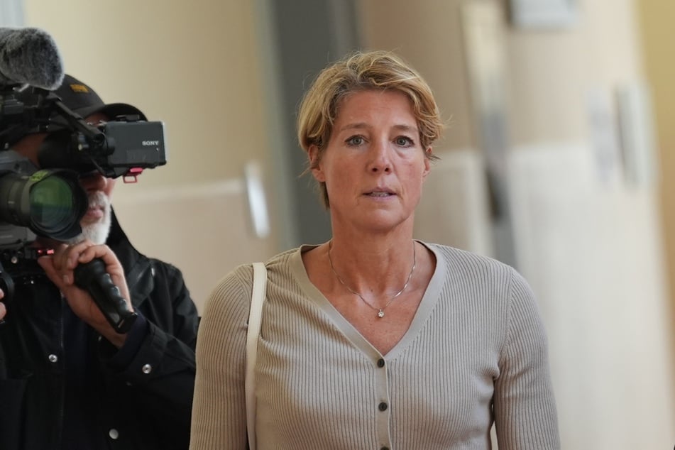 Christina Block verlässt nach dem Ende des Prozesstages wegen mutmaßlicher Kindesentführung den Gerichtssaal.