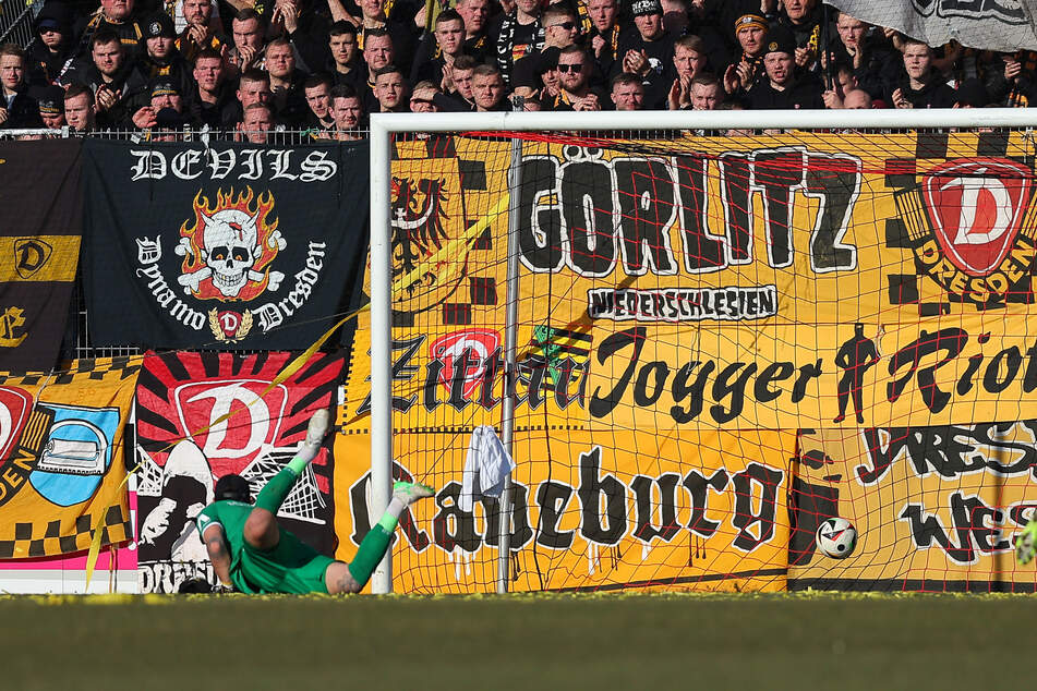 Tim Schreiber kommt zu spät, der Ball rutscht unter ihm hindurch ins Tor.