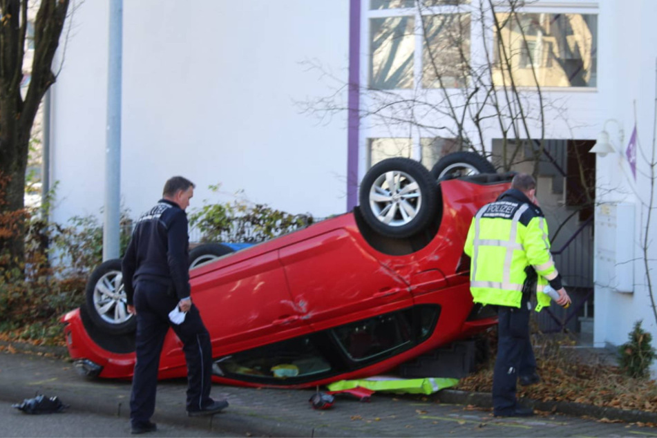 Polizisten an der Unfallstele.