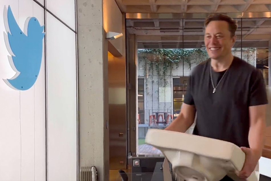 Elon Musk dropped by Twitter HQ ahead of the deadline for his buyout deal.