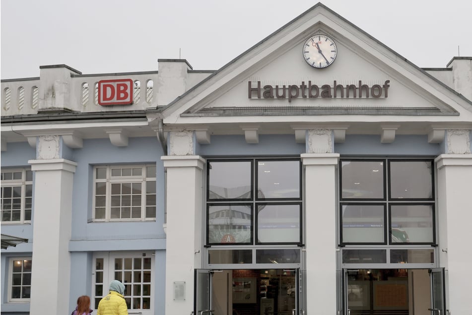 Polizei erwischt Pärchen beim Liebesakt in Fotoautomat - Dann wird es noch kurioser