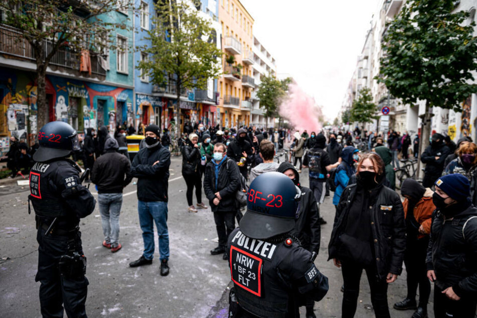 Polizisten und Demonstranten stehen sich bei der Räumung der "Liebig 34" gegenüber. Während der Polizeiaktion soll es auch Übergriffe auf Journalisten gegeben haben.