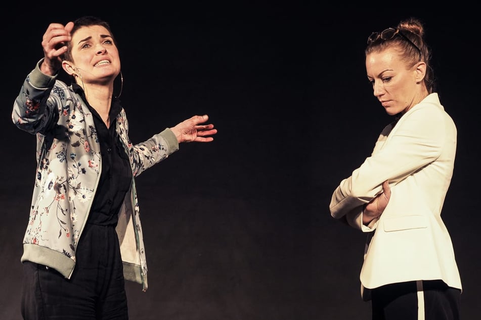 Bereits 2019 wurde das Theaterstück "Bodyrule" im Sprechwerk Hamburg aufgeführt und wird nun wieder neu aufgenommen. Auch damals standen Cosma Dujat (r.) und Christina Fliether (l.) auf der Bühne.
