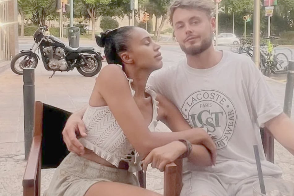 Mit diesem Pärchenfoto stellt Sarah Joelle Jahnel (36) die Liebe zu ihrem neuen Freund unter Beweis.