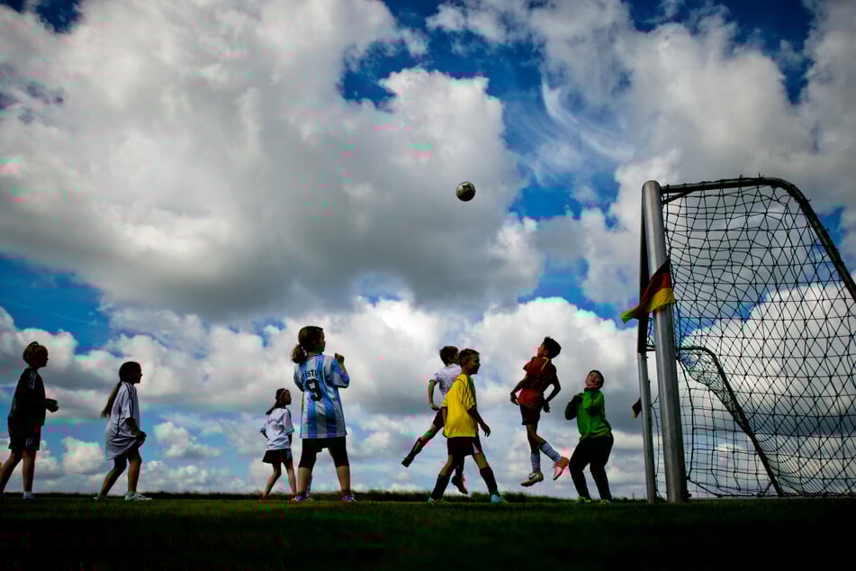 Nach den neuen Corona-Regeln dürfen Kinder (bis 14 Jahre) ab dem 15. Mai Kontaktsport unter freiem Himmel in einer Gruppe bis 20 Personen ausüben. (Symbolfoto)