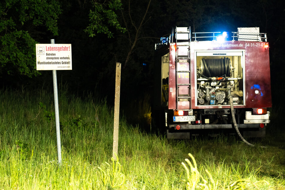 Im Fall des Waldbrands in Lübtheen kommt für die Feuerwehrleute die Gefahr durch Munitionsreste hinzu.